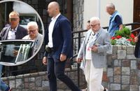 Lech Wałęsa przyjechał do kościoła z dwoma rosłymi ochroniarzami 