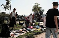 "Do Warszawy wraca bieda z lat 90." Tłok po przeterminowaną żywność, podgniłe warzywa, podejrzane mięso