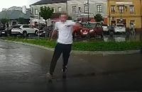 Ukrainiec wpadł w szał w Zamościu. Ruszył nawet na policyjny radiowóz