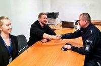 Toruń. Szybka akcja policji. Zatrzymano włamywaczy do Toruńskiego Sztabu Pomocy Ukrainie